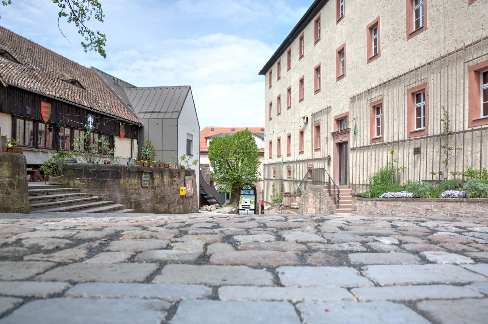 Gepflasterter Burgplatz der Leuchtenburg