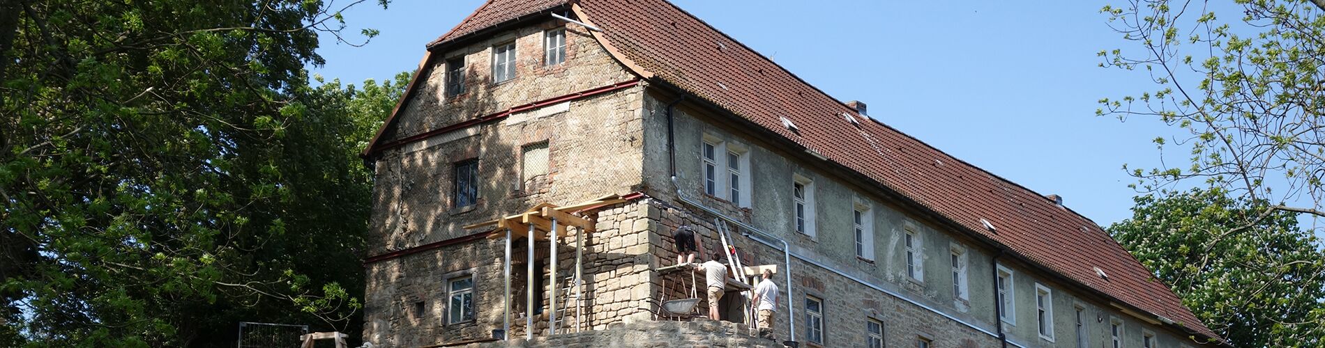 Blick auf das neu sanierte Wirtschaftsgebäude des Schloss Wiehe