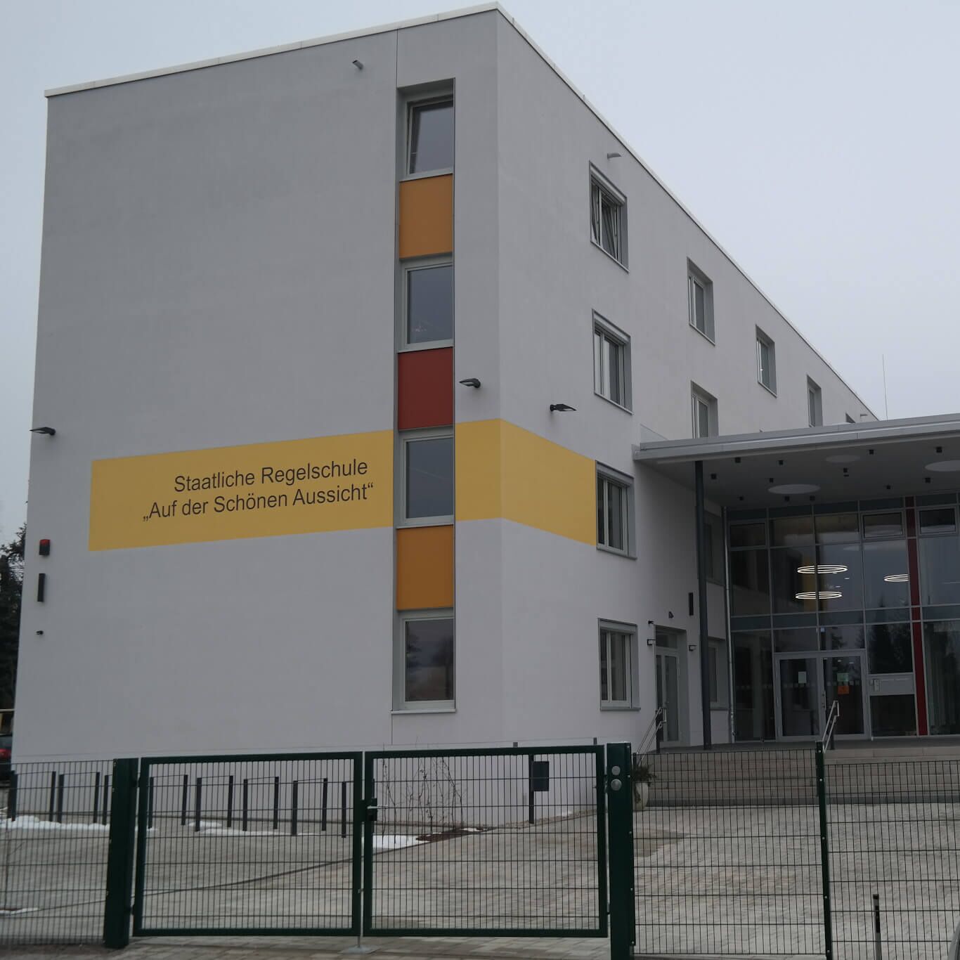 Blick auf Eingangsbereich der neu sanierten staatlichen Regelschule in Hermsdorf