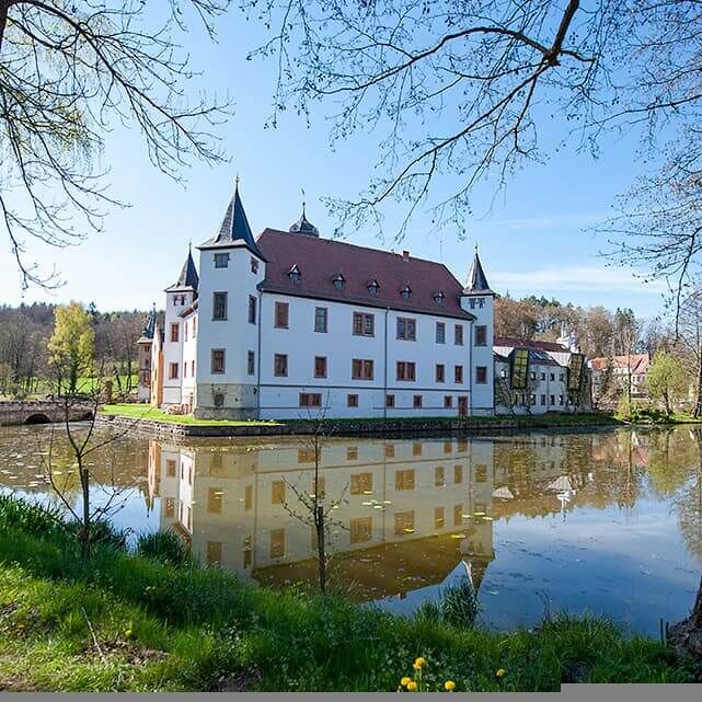 Blick auf das sanierte „Schloss zur fröhlichen Wiederkunft"