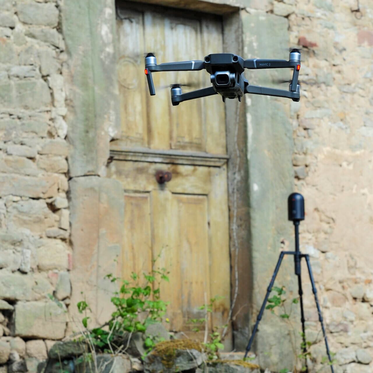 Drohne untersucht historisches Bauwerk, Symbolfoto für die digitale Bestandsaufnahme