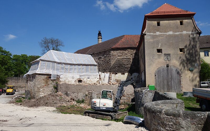 Blick auf das Schloss Herrieden mit angefangenen Sanierungsarbeiten