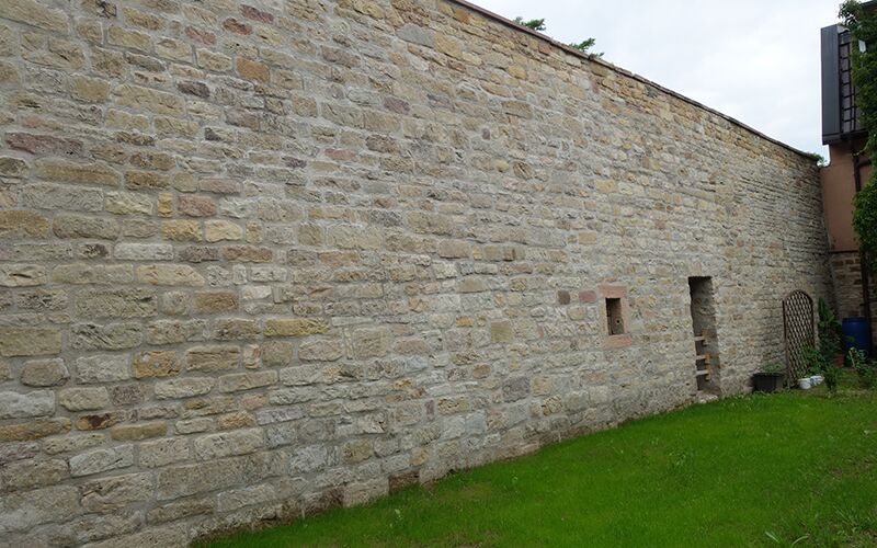 Bild zeigt die abgeschlossene Sanierung der fertiggestellten Stützmauer
