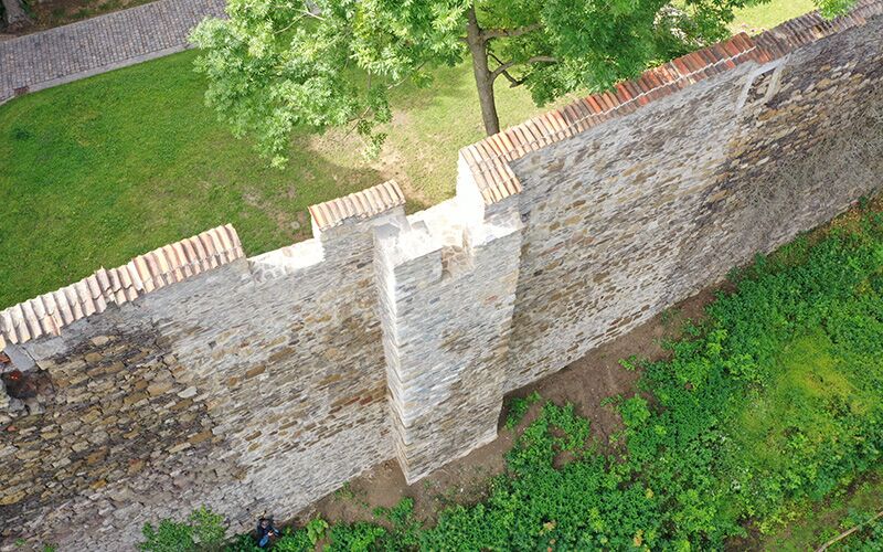 Bild zeigt eine Luftaufnahme der Burg Ranis nach Instandsetzung des neuen Bauabschnitts