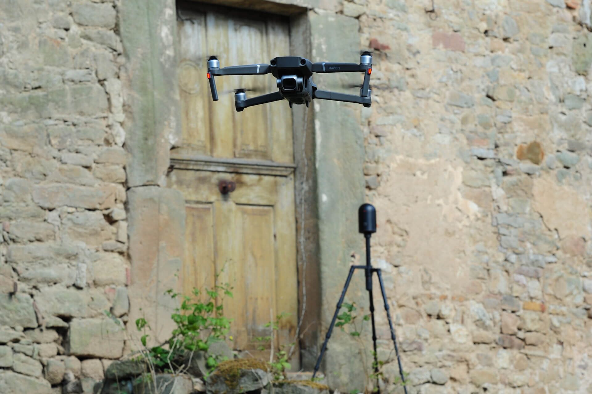 Drohne untersucht historisches Bauwerk, Symbolfoto für die digitale Bestandsaufnahme