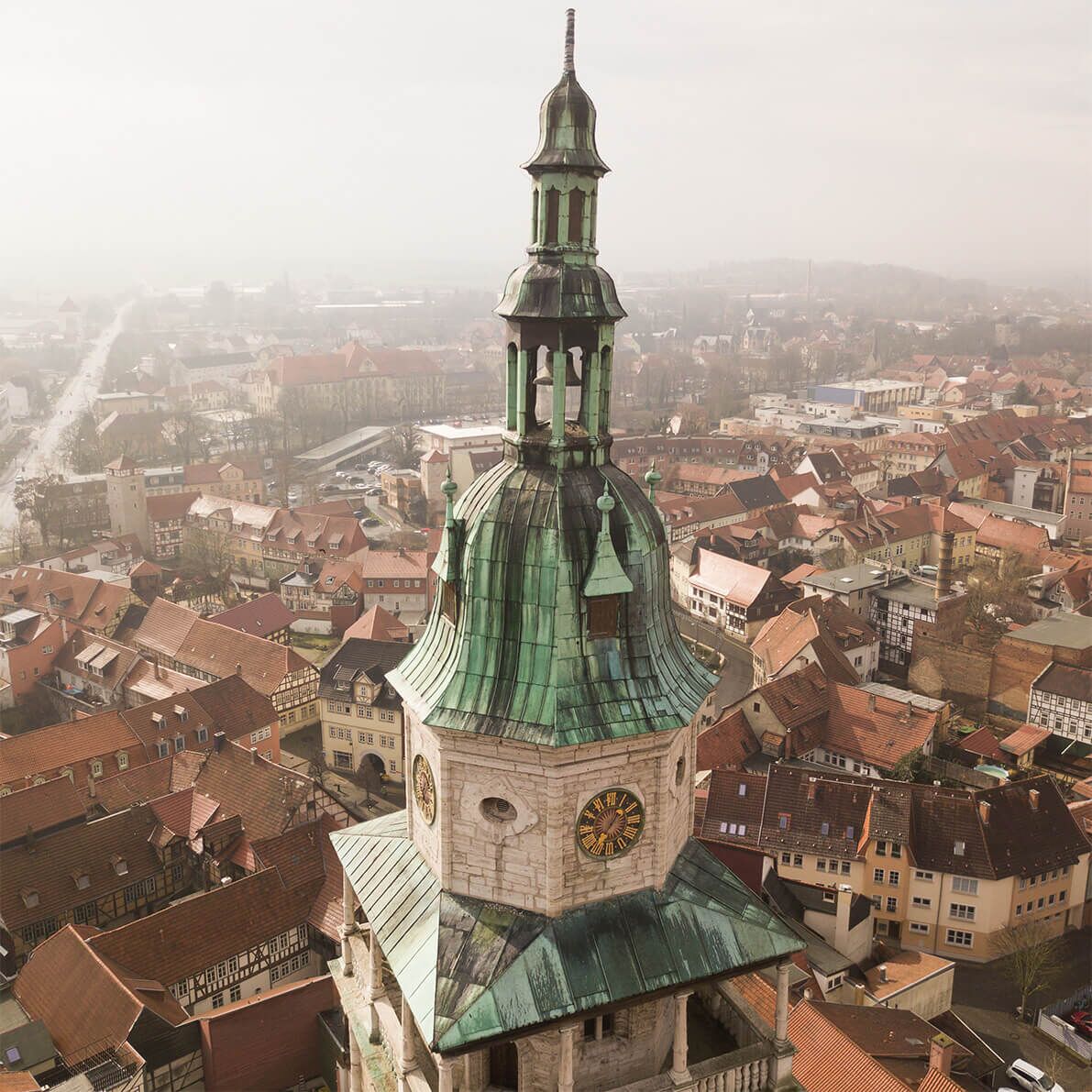 Blick auf notgesicherten Kirchturm der Marktkirche Bad Langensalza