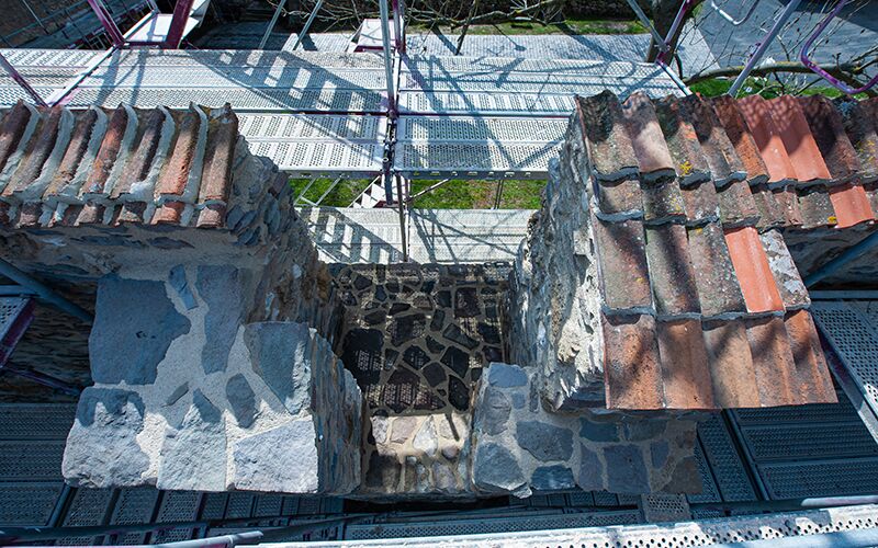 Sicht auf die Burgmauer mit bereits instandgesetzten Ziegeln und Mauersteinen