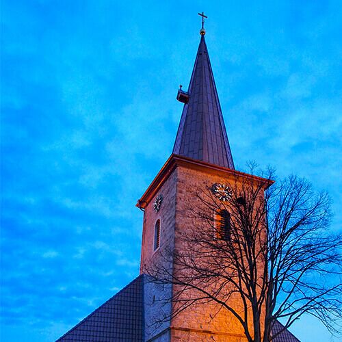 Frontalblick auf den neun gesetzten Kirchturm in Küllstedt