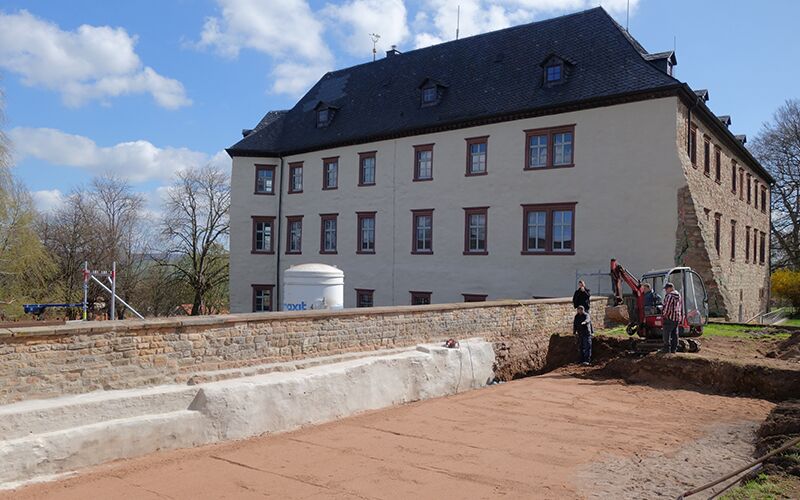 Bild zeigt den Untergrundaufbau und rückseitiges Verputzen der Stützmauerflächen des Schloss Wiehe