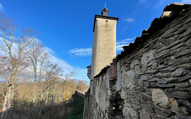 Blick auf den zweiten instand zusetzenden Teil der Burgmauer