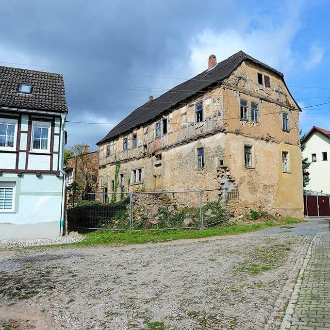 Außenansicht sanierungsbedürftiges Raspehaus