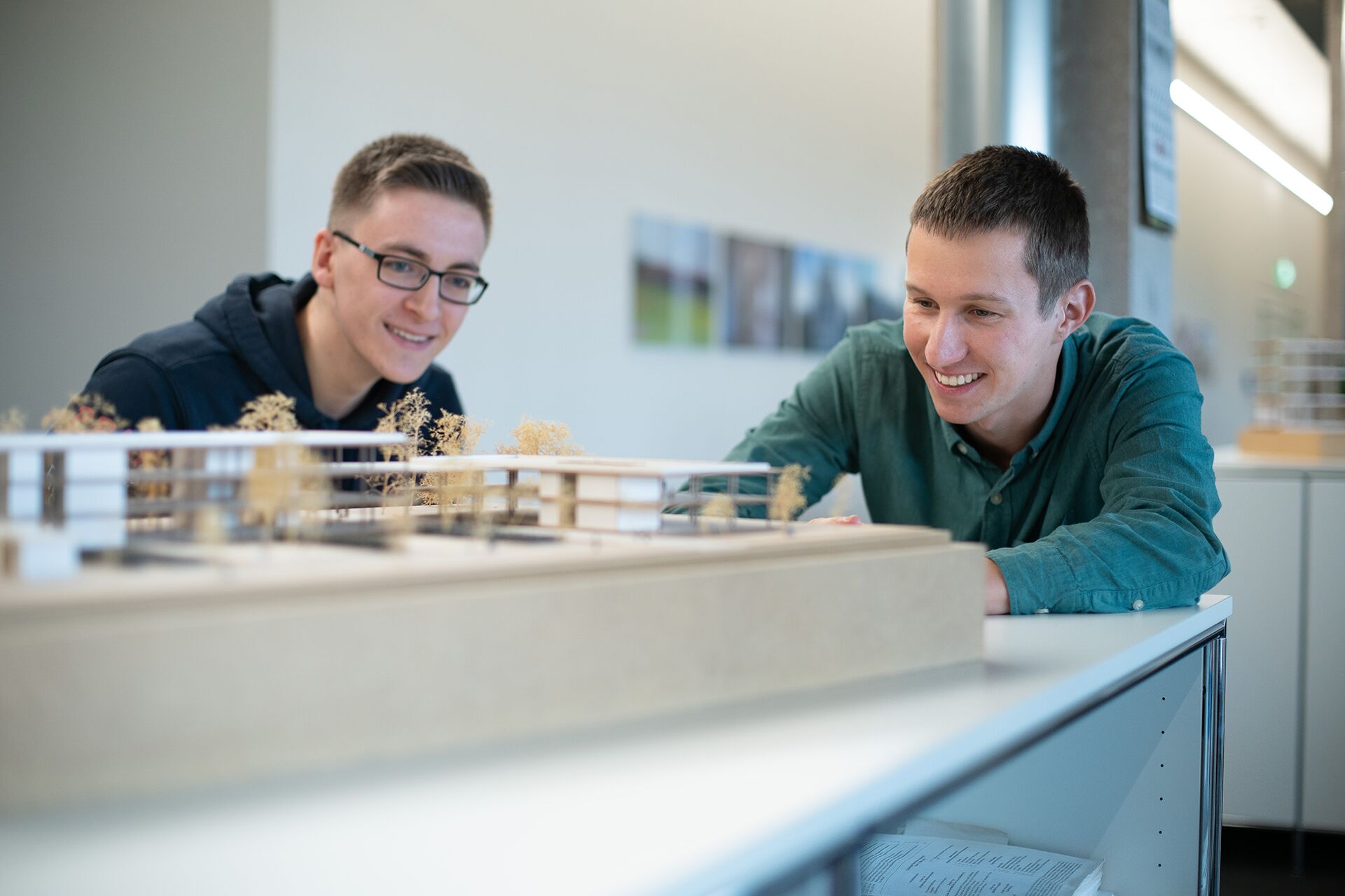 Blick auf zwei Mitarbeiter von BCH während einer Besprechung im Architektenbüro Gera