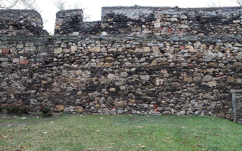 Blick auf die noch zu sanierende Burgmauer der Burg Ranis
