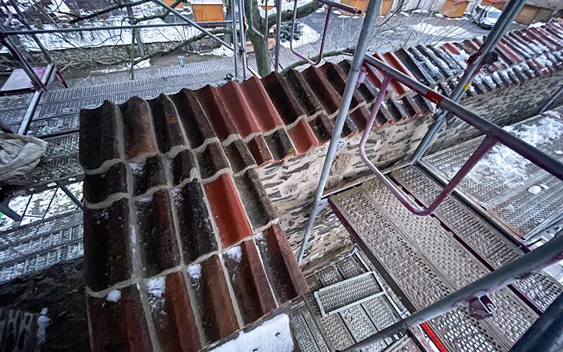 Draufsicht auf die neuen ausgetauschten Ziegel auf der Burg Ranis
