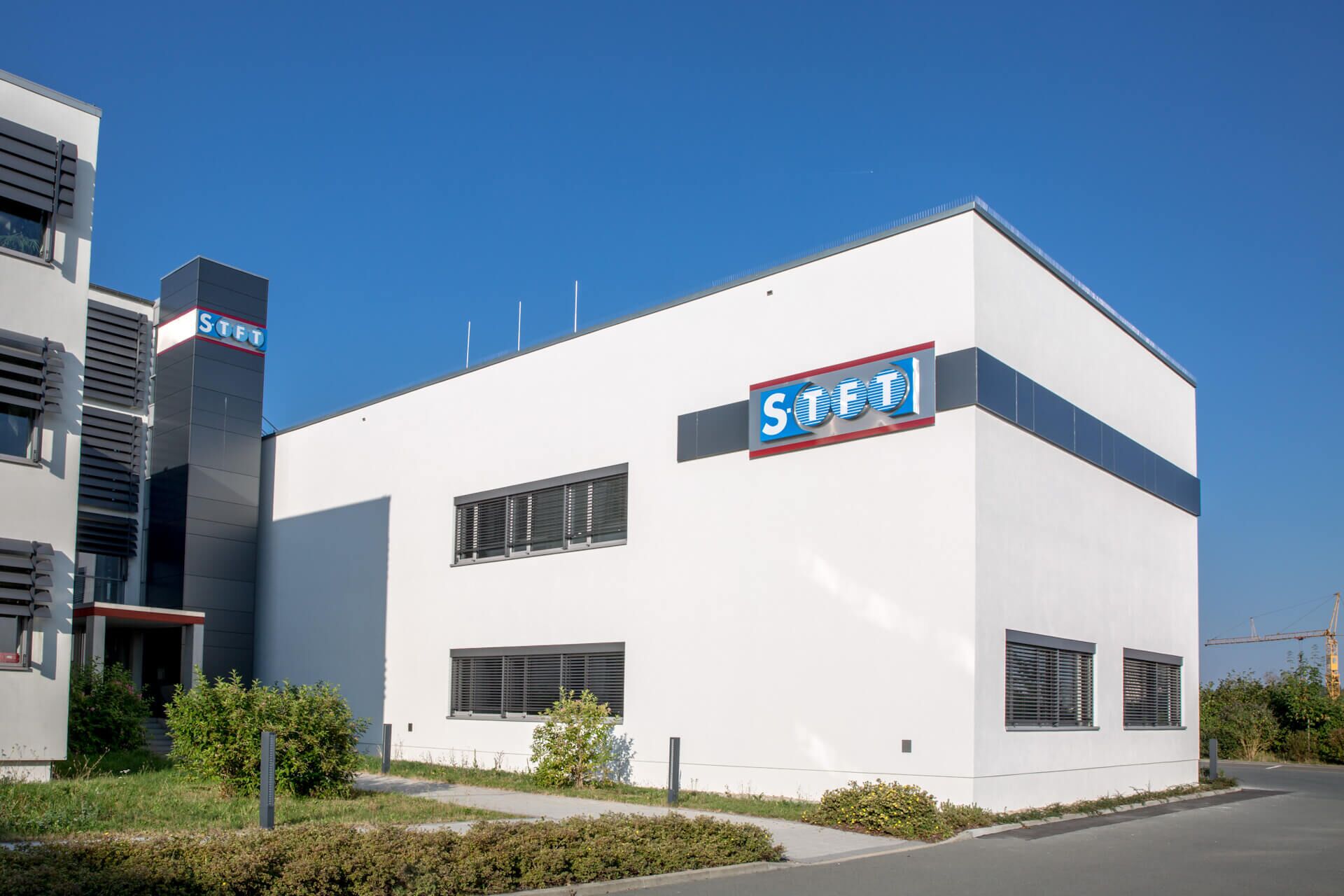 Blick auf Eingangsbereich des neu gebauten Produktionsgebäudes von Siegert TFT