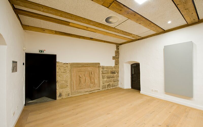 Blick auf das frisch renovierte Torhaus des Schloss Wiehes