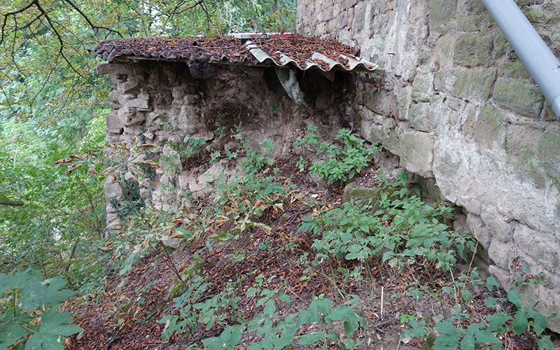 Blick auf die halbrunde Streichwehr am Ostgiebel