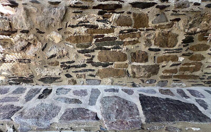 Bild zeigt Nahaufnahme der Burgmauer der Burg Ranis