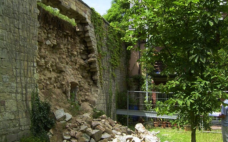 Das Bild zeigt einen Mauerabschnitt des Schloss Wiehe der zum Teil eingestürzt ist
