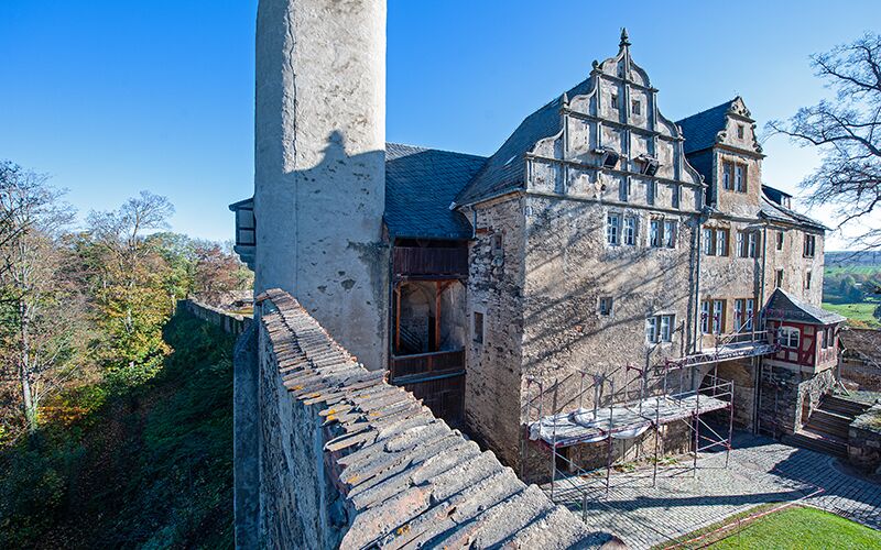 Bild zeigt die alten Ziegel der Burgmauer mit Blick zur Burg Ranis gerichtet