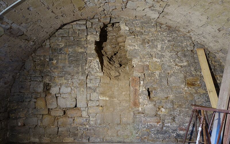 Blick in den Gewölbekeller mit Einbruchstelle der Steinwand