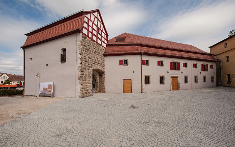 Blick auf das neu sanierte Torhaus des Schloss Wiehes