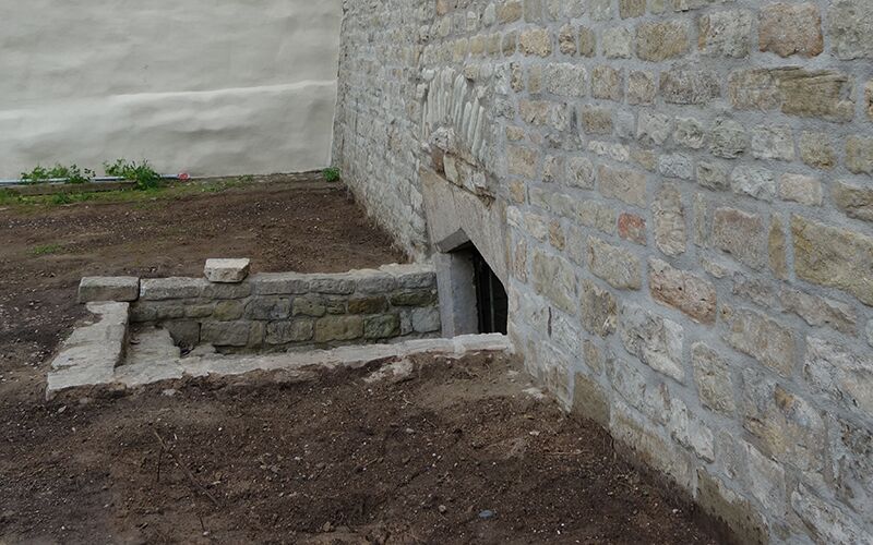 Blick auf den fertiggestellten Eingang des neu sanierten Gewölbekellers des Schloss Wiehe