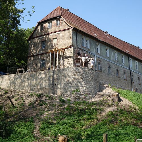 Blick auf das neu sanierte Wirtschaftsgebäude des Schloss Wiehe