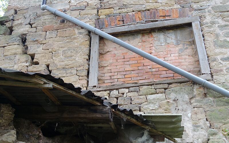 Bild zeigt Risse im Mauerwerk des noch sanierungsbedürftigen Wirtschaftsgebäudes des Schloss Wiehe
