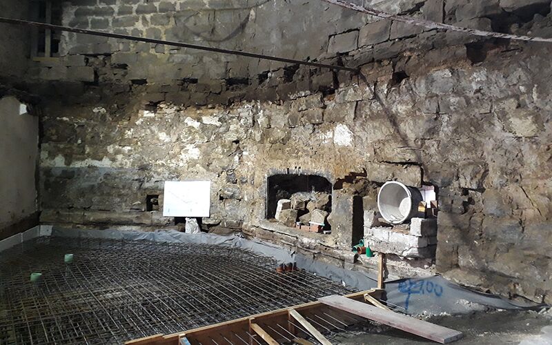 Blick auf das sich in der Sanierung befindliche Kellerhaus des Schloss Wiehes