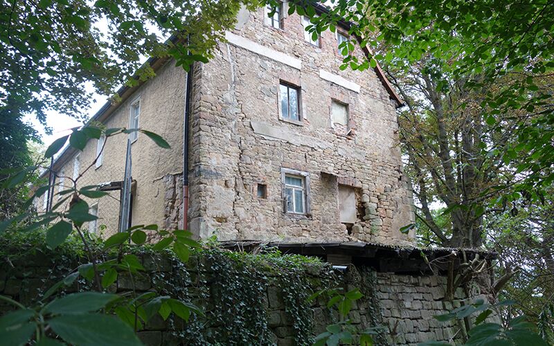 Frontalansicht auf das neu sanierte Wirtschaftsgebäude mit Streichwehr des Schloss Wiehe