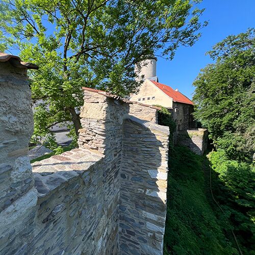 Bild zeigt den Blick von der Burgmauer ausgehend zur Burg Ranis