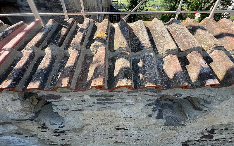 Blick auf die neu aufgesetzten Ziegel zur Hervorhebung des Burgcharakters