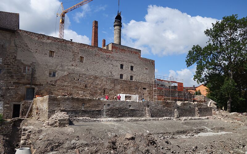 Blick auf die Sanierungsarbeiten der Ringmauer des Schloss Wiehes