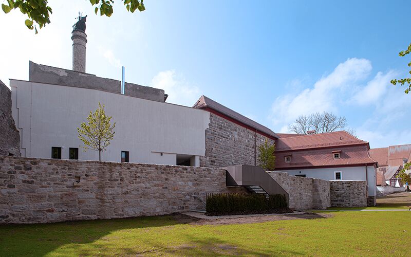 Blick auf die neu sanierte Ringmauer des Schloss Herriedens