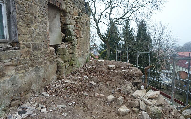 Bild zeigt den Blick auf die noch sanierungsbedürftige Streichwehr des Wirtschaftsgebäudes von Schloss Wiehe