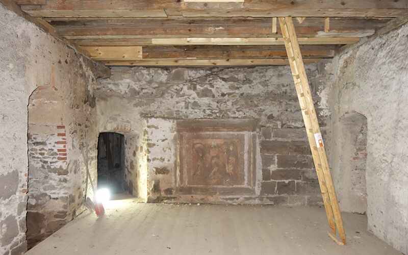 Blick auf den sanierungsbedürftigen Innenraum des Torhauses vom Schloss Wiehe