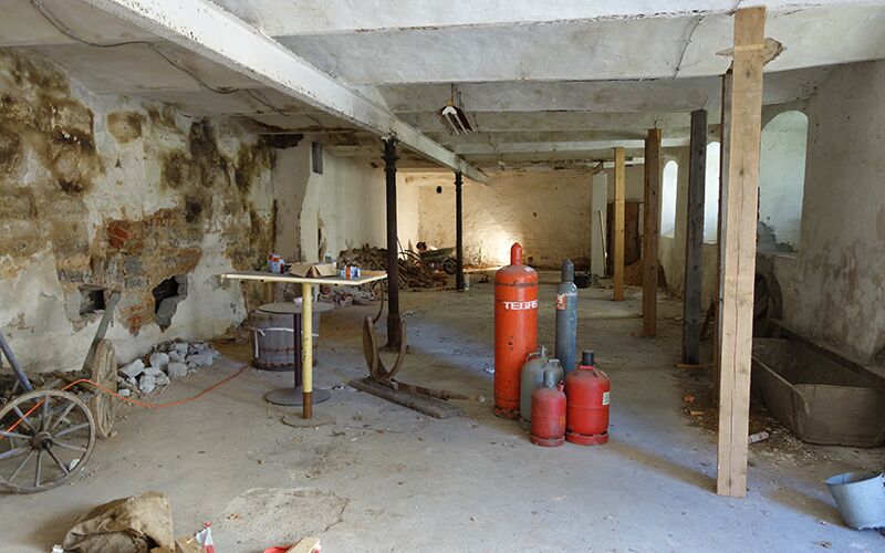 Blick auf den sich in Sanierung befindlichen Innenraum des Kellerhauses des Schloss Wiehes